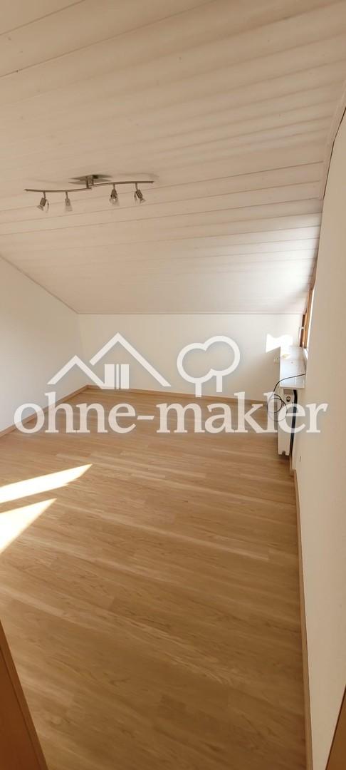 Nette und ruhige 3,5 Zimmer Dachgeschosswohnung mit Balkon, Einbauküche und Stellplatz - Photo 3