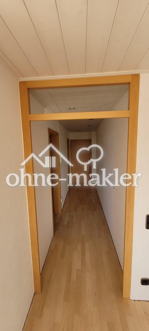 Nette und ruhige 3,5 Zimmer Dachgeschosswohnung mit Balkon, Einbauküche und Stellplatz - Photo 2