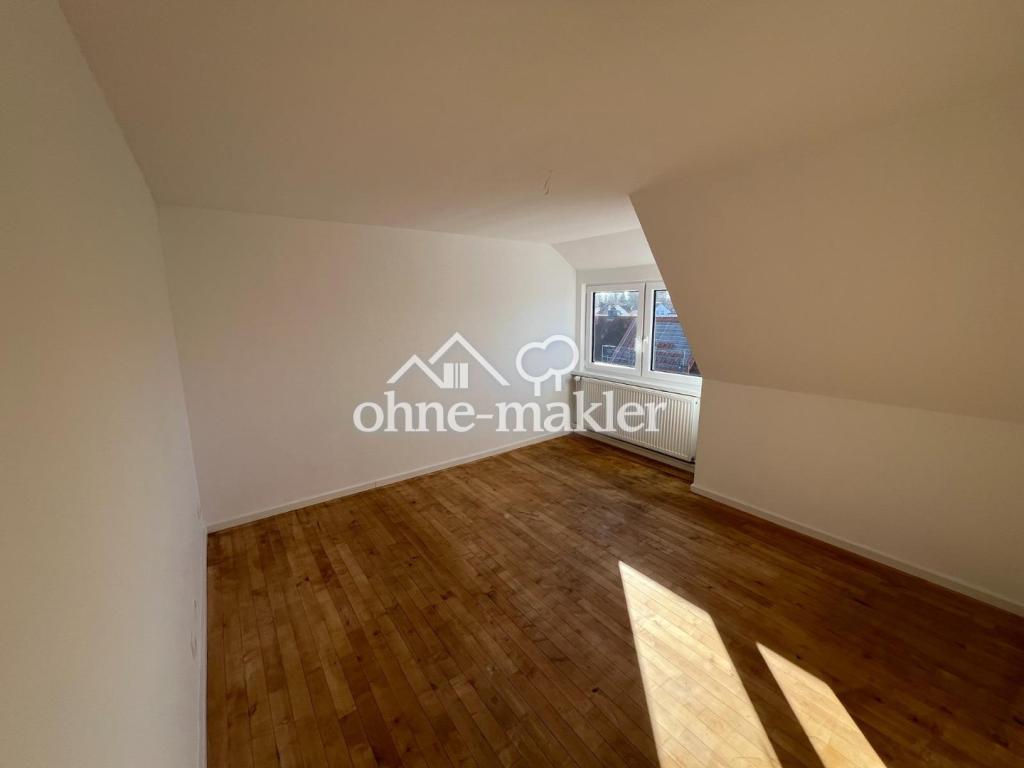 Erstbezug nach Sanierung: Großzügige 5-Zimmer-DG-Wohnung mit EBK & Carport - Photo 5