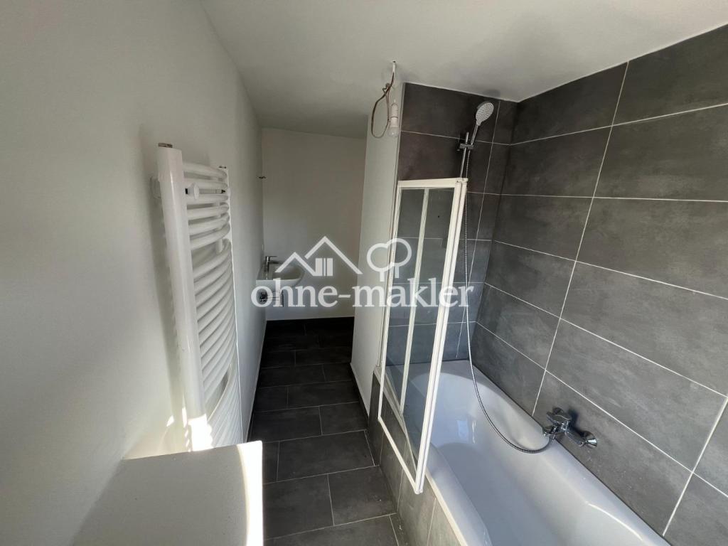 Erstbezug nach Sanierung: Großzügige 5-Zimmer-DG-Wohnung mit EBK & Carport - Photo 1