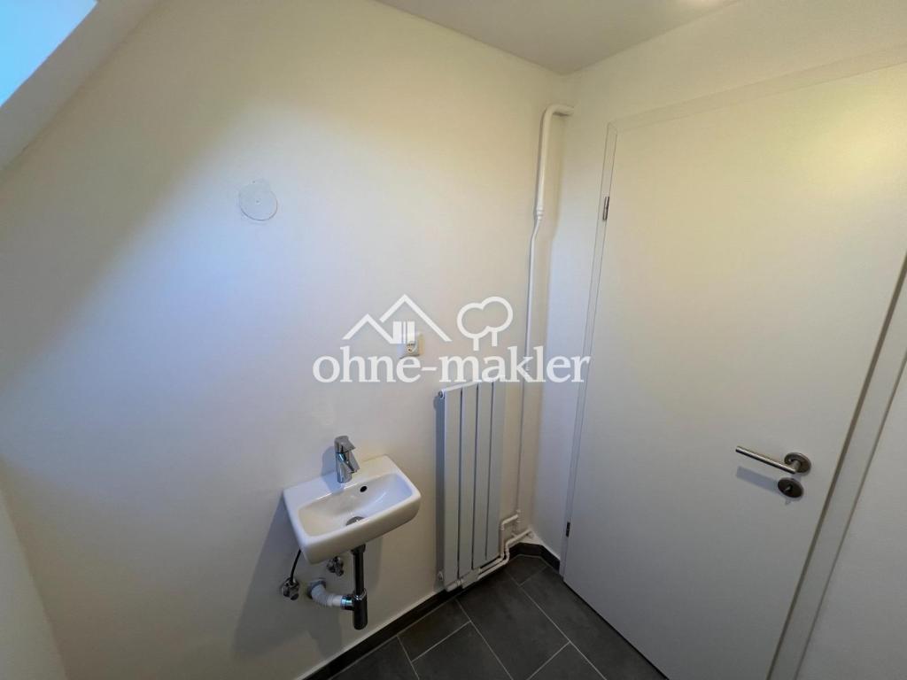 Erstbezug nach Sanierung: Großzügige 5-Zimmer-DG-Wohnung mit EBK & Carport - Photo 4