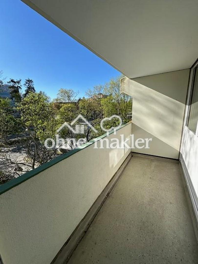 Wunderschön renovierte 4 Zimmer Wohnung mit Balkon, Loggia, EBK, TG Stellplatz in Erlangen! - Photo 2