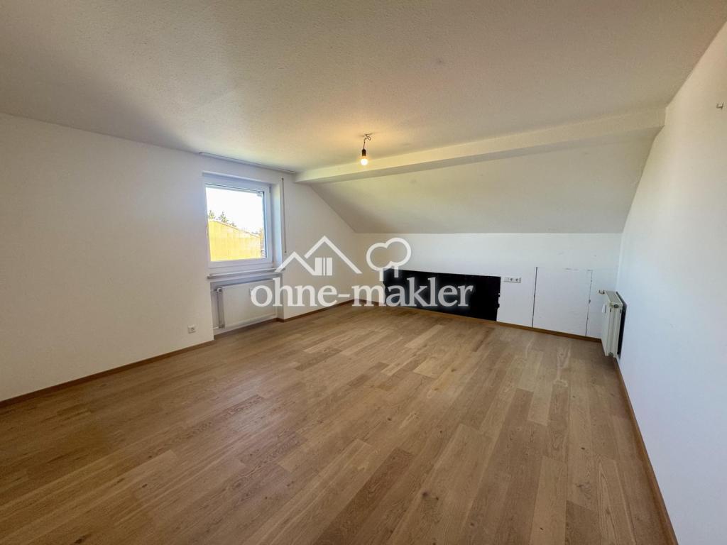 3,5‑Zimmer‑Dachgeschosswohnung mit neuem Balkon, 2 Stellplätzen & schöner Aussicht - Photo 3