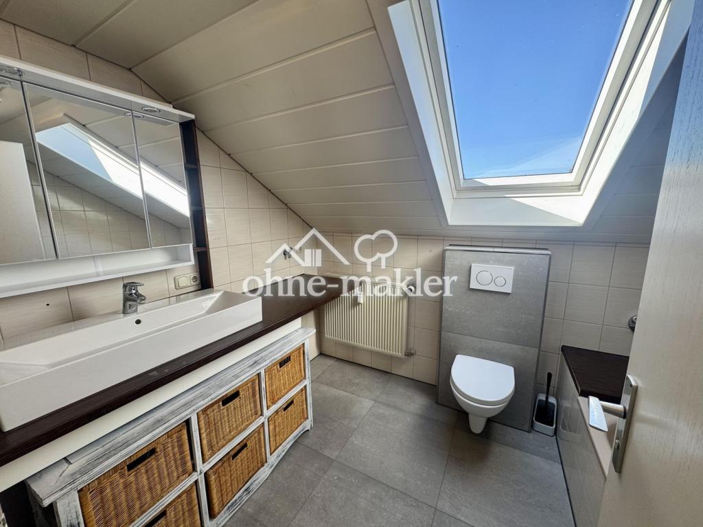 3,5‑Zimmer‑Dachgeschosswohnung mit neuem Balkon, 2 Stellplätzen & schöner Aussicht - Photo 1