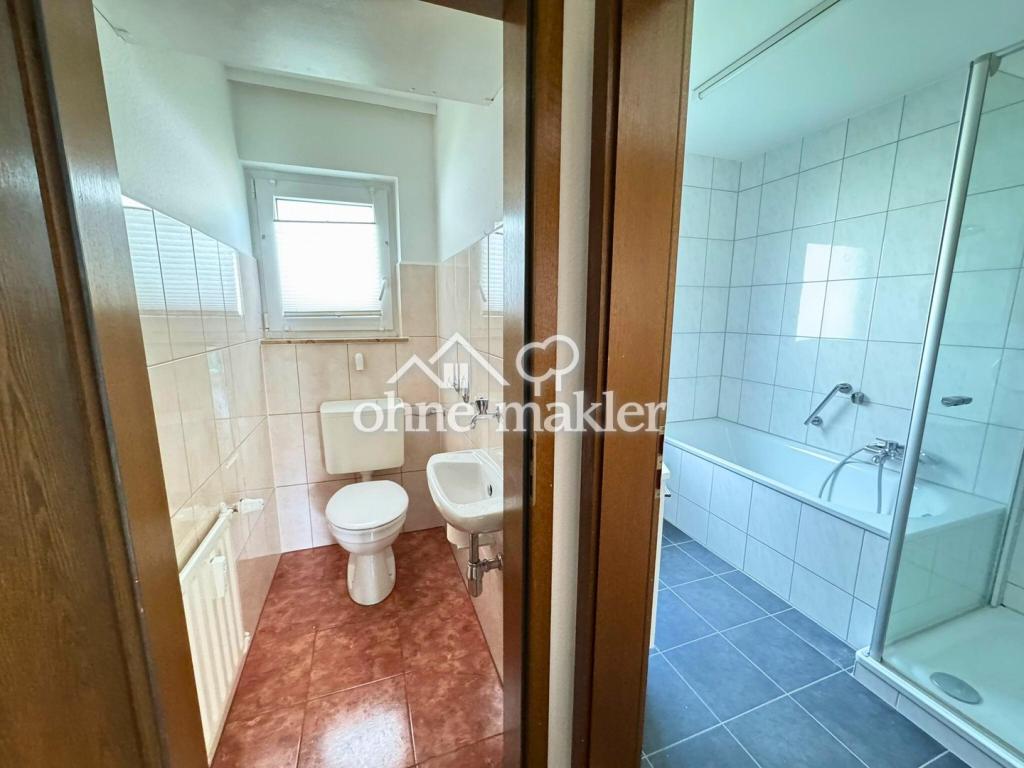 Modern renovierte 3-Raum-Wohnung mit Einbauküche, Balkon und Garage in Laichingen - Photo 5