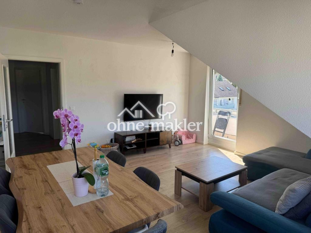 Helle und gepflegte 3-Zimmer-Dachgeschosswohnung mit Balkon, Einbauküche, Stellplatz & Keller - Photo 2