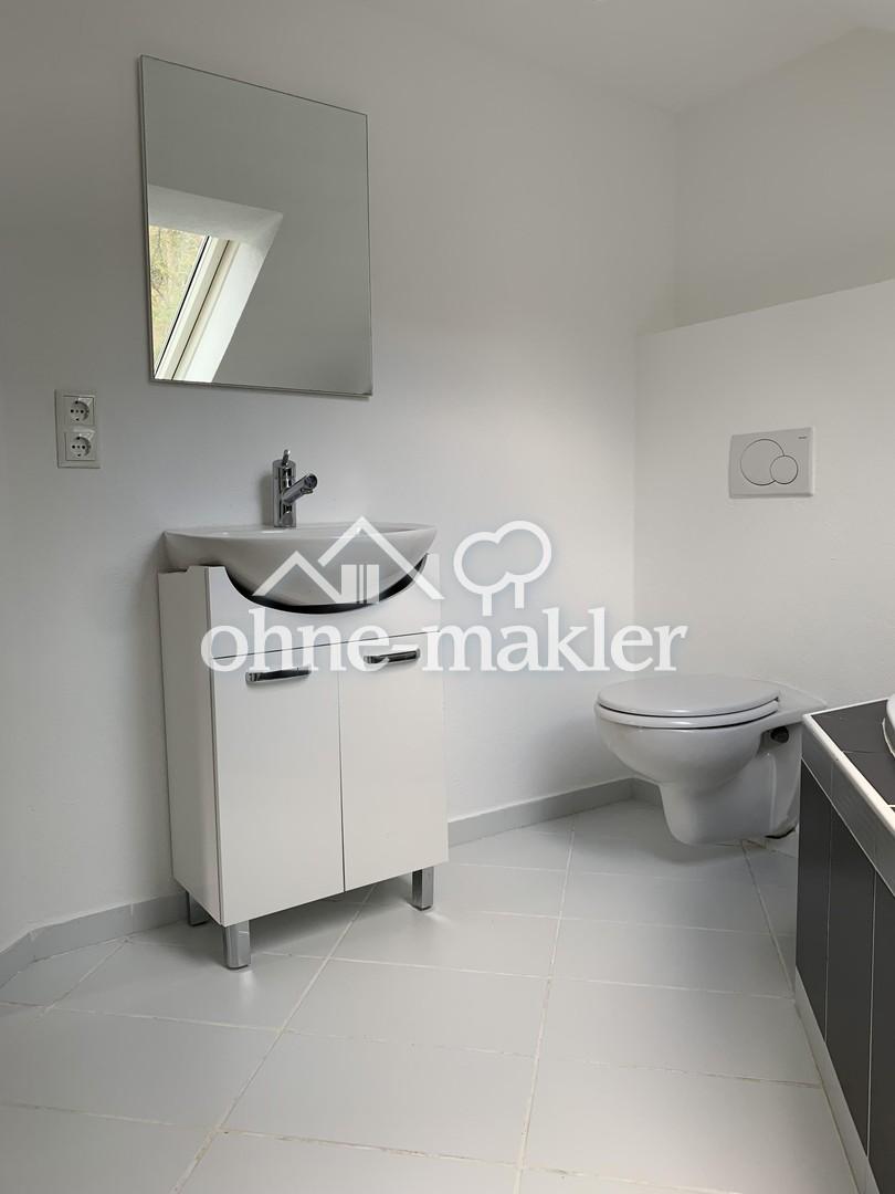 Charmante 1‑Zimmer‑Dachgeschosswohnung mit Einbauküche in Schwanfeld - Foto 2