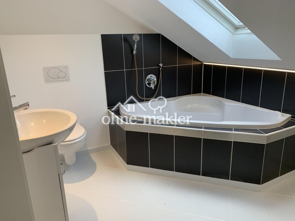 Charmante 1‑Zimmer‑Dachgeschosswohnung mit Einbauküche in Schwanfeld - Foto 3