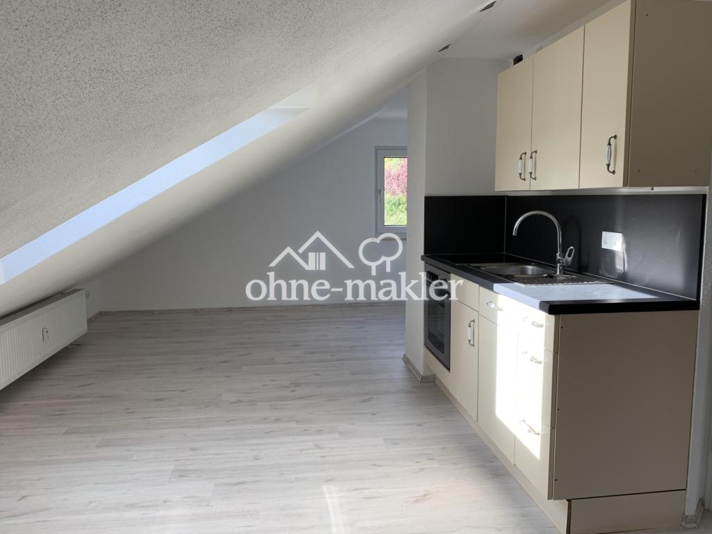 Charmante 1‑Zimmer‑Dachgeschosswohnung mit Einbauküche in Schwanfeld - Foto 1