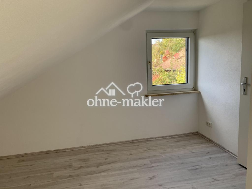 Charmante 1‑Zimmer‑Dachgeschosswohnung mit Einbauküche in Schwanfeld - Foto 4