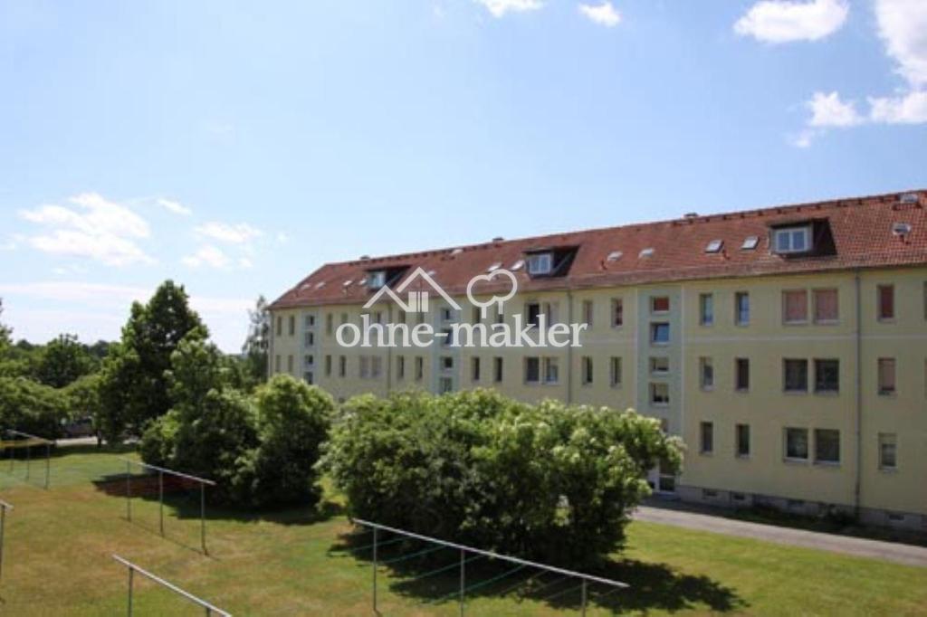 Gut geschnittene 3-Raum-Wohnung mit Einbauküche in gepflegtem Mehrfamilienhaus - Photo 2