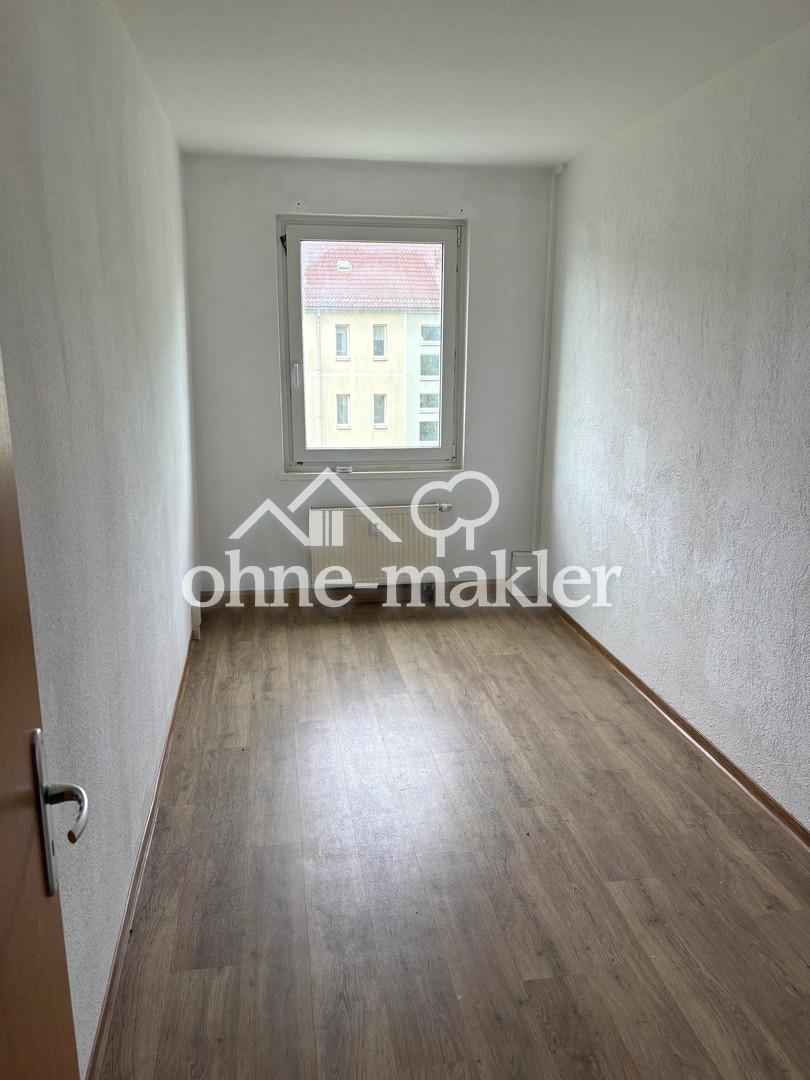 Gut geschnittene 3-Raum-Wohnung mit Einbauküche in gepflegtem Mehrfamilienhaus - Photo 1