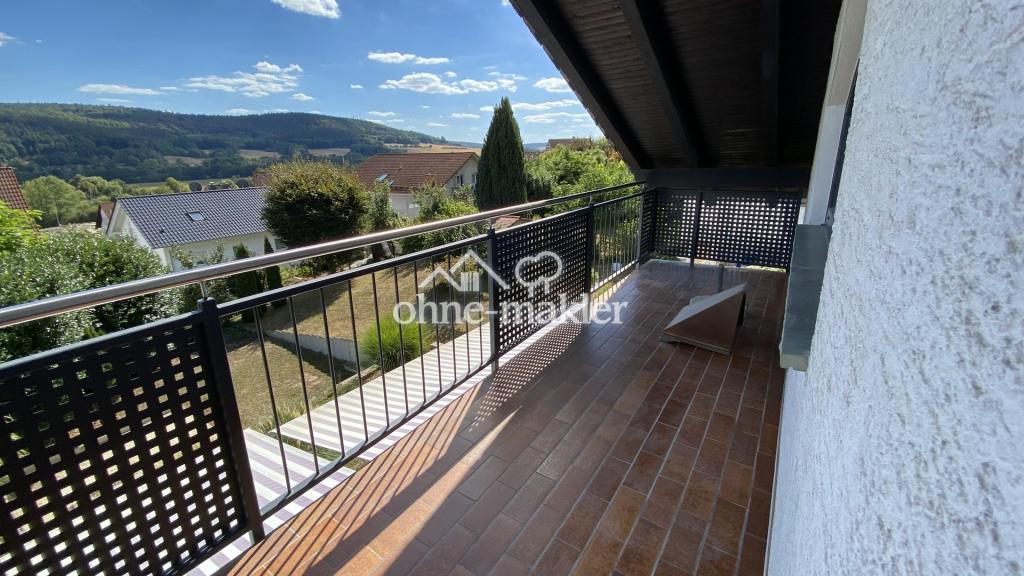 Gelnhausen: Großzügige 4-Zimmer-Dachgeschosswohnung mit Panorama-Blick, Balkon & Garten - Photo 1