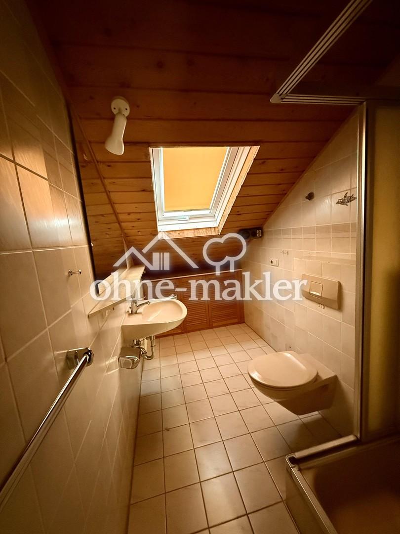 Helle Dachgeschosswohnung mit Balkon und Garage in Kirchbrombach – frisch renoviert - Foto 1