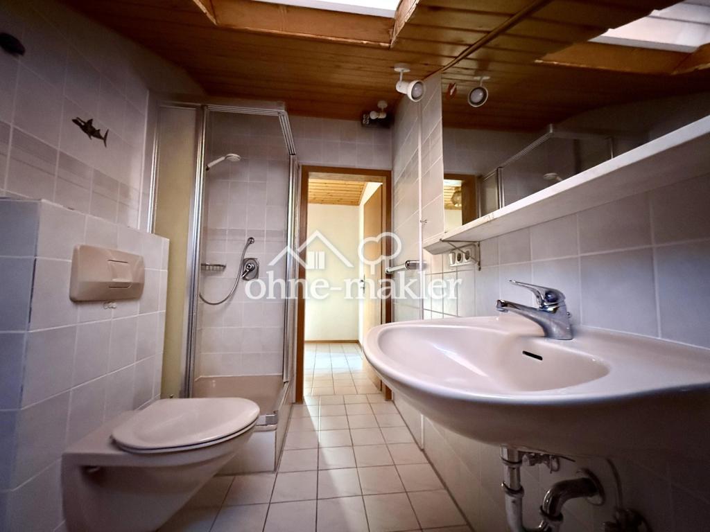 Helle Dachgeschosswohnung mit Balkon und Garage in Kirchbrombach – frisch renoviert - Foto 2
