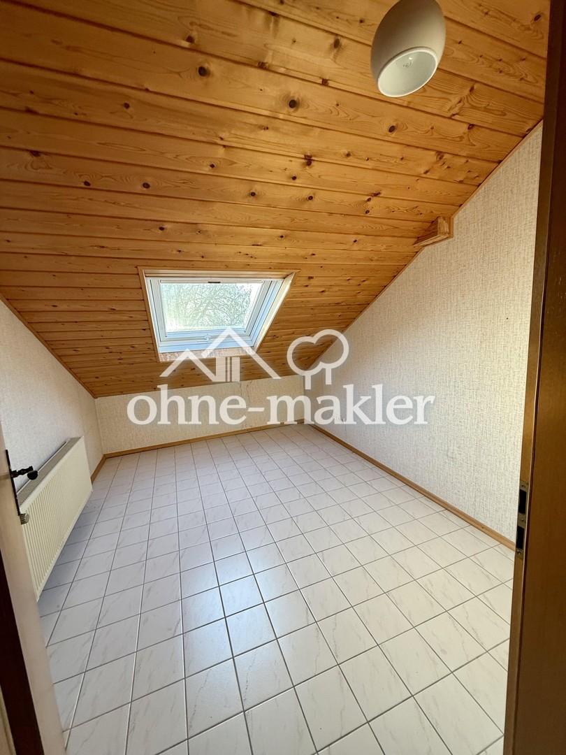 Helle Dachgeschosswohnung mit Balkon und Garage in Kirchbrombach – frisch renoviert - Foto 3
