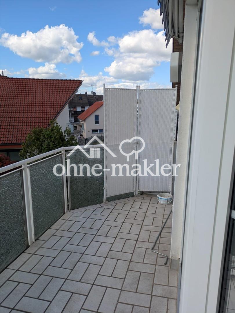 Attraktive, sanierte 2-Zimmer-Dachgeschosswohnung mit Balkon, Garage und Einbauküche - Foto 1