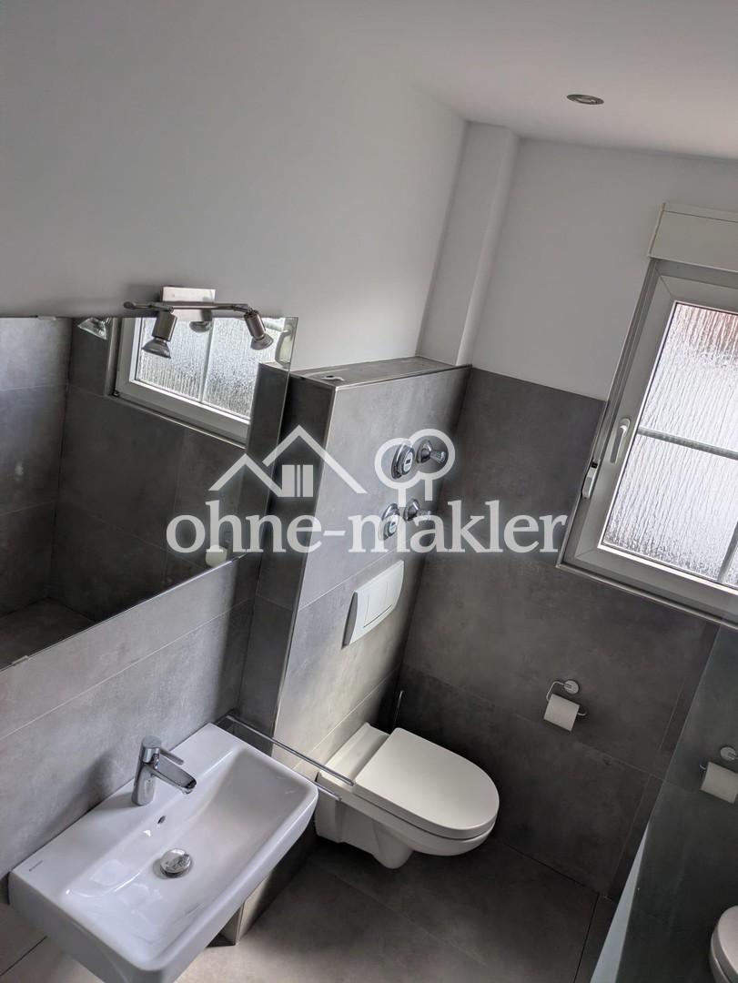 Attraktive, sanierte 2-Zimmer-Dachgeschosswohnung mit Balkon, Garage und Einbauküche - Foto 3