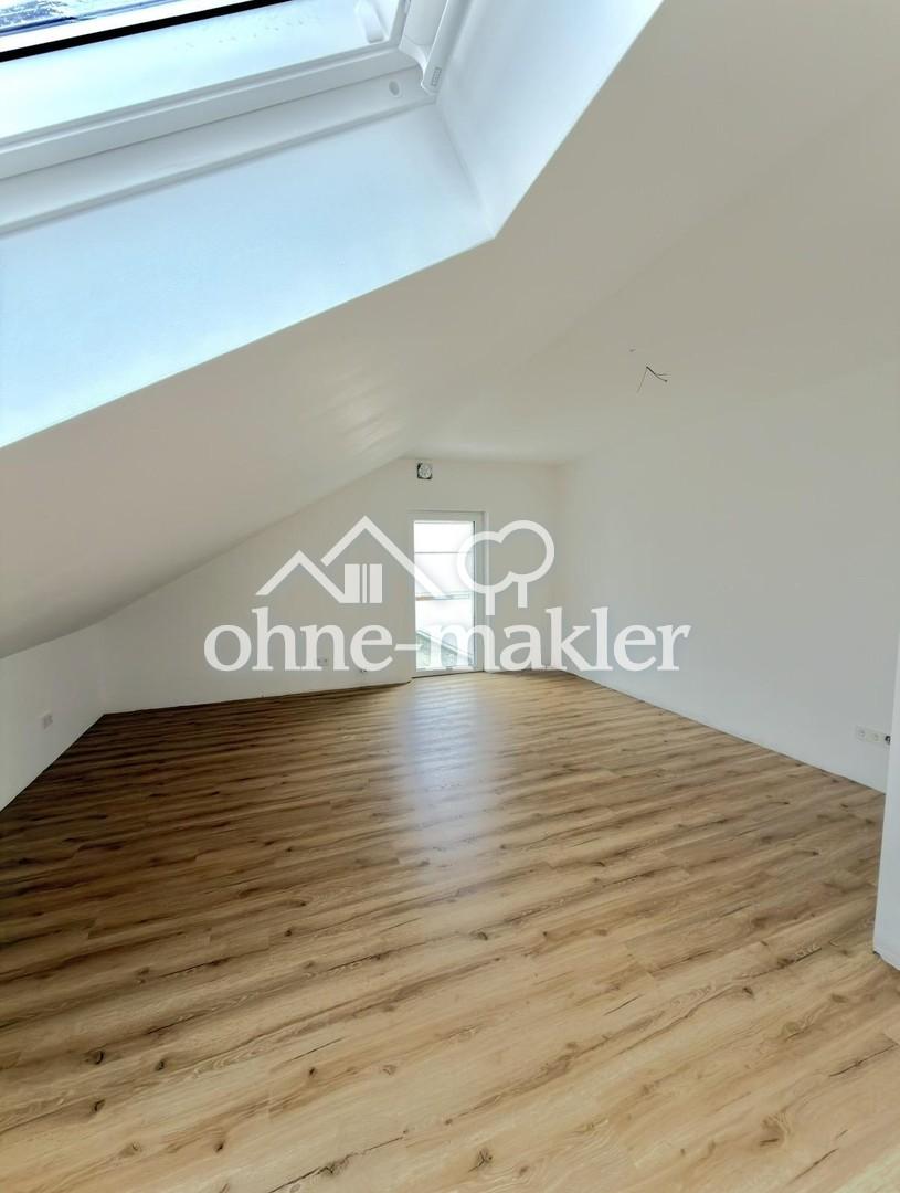 Moderne Neubau-Dachgeschosswohnung mit eigenem Eingang in zentraler Ruhelage von Neulußheim - Photo 3
