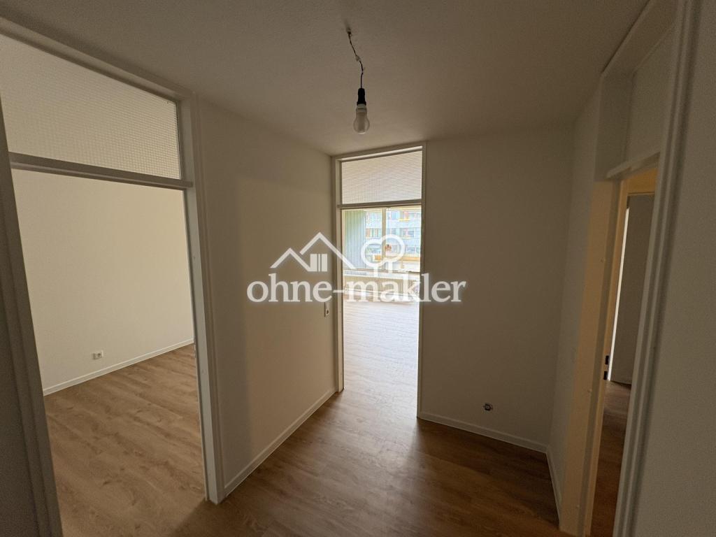 Modernisierte 1-Zimmer-Wohnung mit hochwertiger Einbauküche, Loggia, Aufzug & Tiefgaragenstellplatz - Foto 3