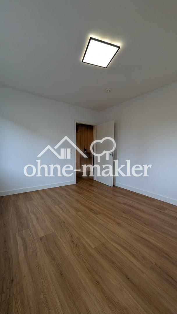 Vollständig renovierte 2-Raum-Wohnung mit Balkon, Einbauküche und eigener Garage - Foto 5