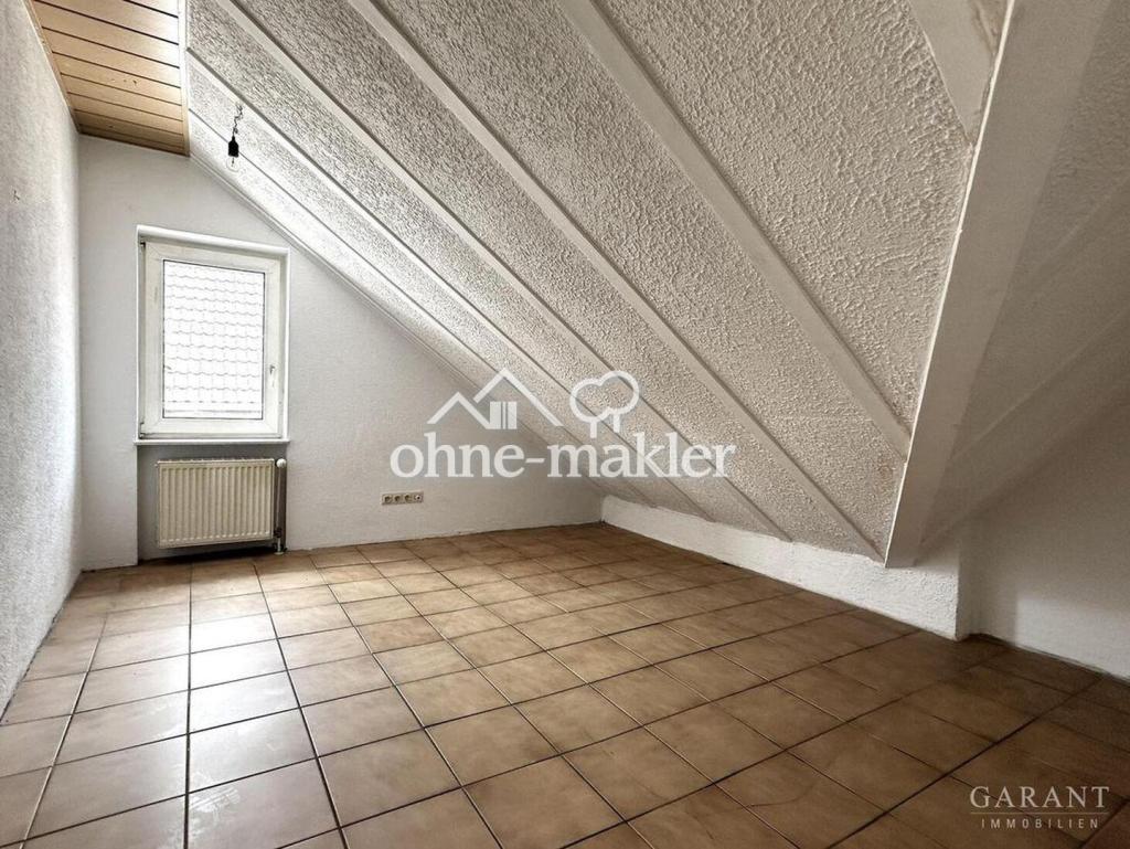 Gemütliche, helle 2 Zimmer-Dachgeschoss-Wohnung (2. OG) mit EBK, Stellplatz - Photo 3