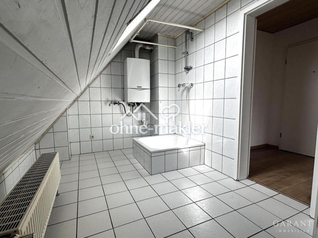 Gemütliche, helle 2 Zimmer-Dachgeschoss-Wohnung (2. OG) mit EBK, Stellplatz - Photo 2