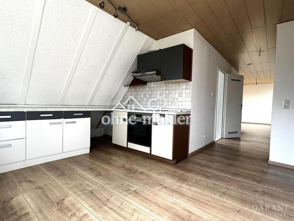 Gemütliche, helle 2 Zimmer-Dachgeschoss-Wohnung (2. OG) mit EBK, Stellplatz - Photo 1