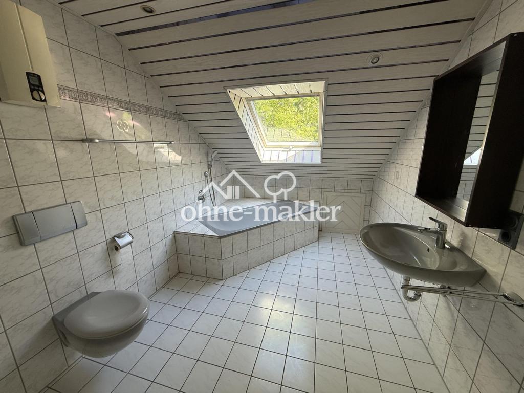 Sofort bezugsfertige 3-Zimmer-Dachgeschosswohnung mit 85 m² und schönem Ausblick - Foto 2