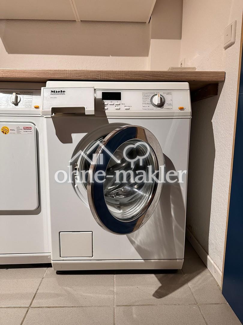 Frisch renovierte offene 2 Zimmer Wohnung, möbliert, mit Einbauküche, Terrasse und Kfz-Stellplatz - Foto 1