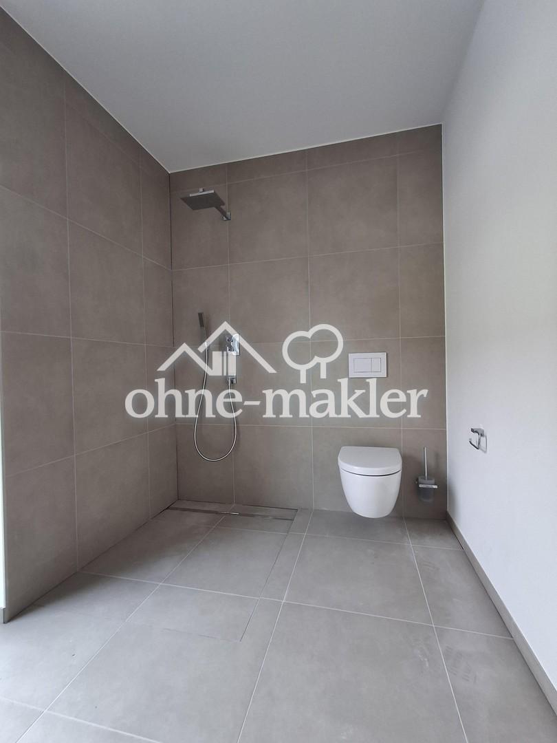 Erstbezug mit Terrasse: Stilvolle 3‑Zi.-Wohnung + Einbauküche inklusive | KfW‑40 - Photo 3
