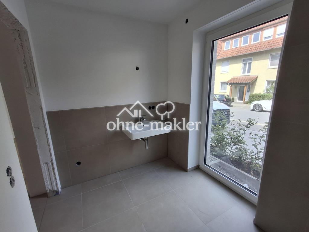 Erstbezug mit Terrasse: Stilvolle 3‑Zi.-Wohnung + Einbauküche inklusive | KfW‑40 - Photo 2