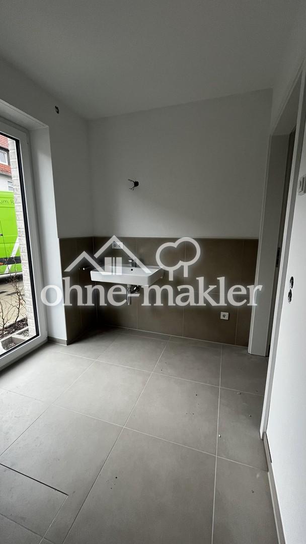 Erstbezug mit Terrasse: Stilvolle 3‑Zi.-Wohnung + Einbauküche inklusive | KfW‑40 - Photo 2