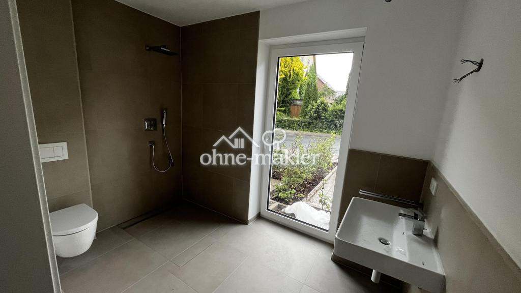 Erstbezug mit Terrasse: Stilvolle 3‑Zi.-Wohnung + Einbauküche inklusive | KfW‑40 - Photo 4