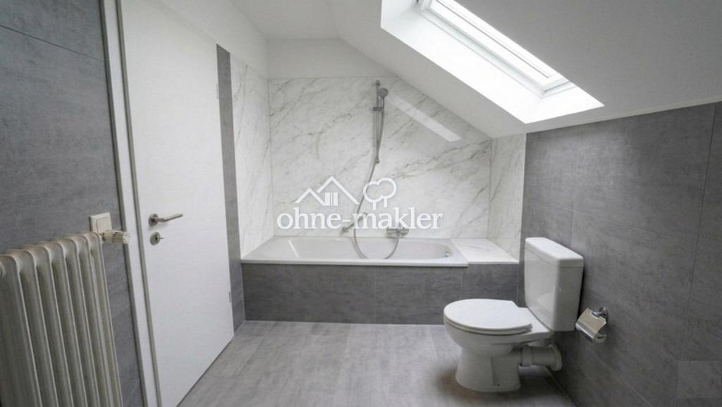 Frisch renovierte Wohnung mit außergewöhnlicher Raumhöhe, neuer Einbauküche, Südbalkon und Garage - Foto 3
