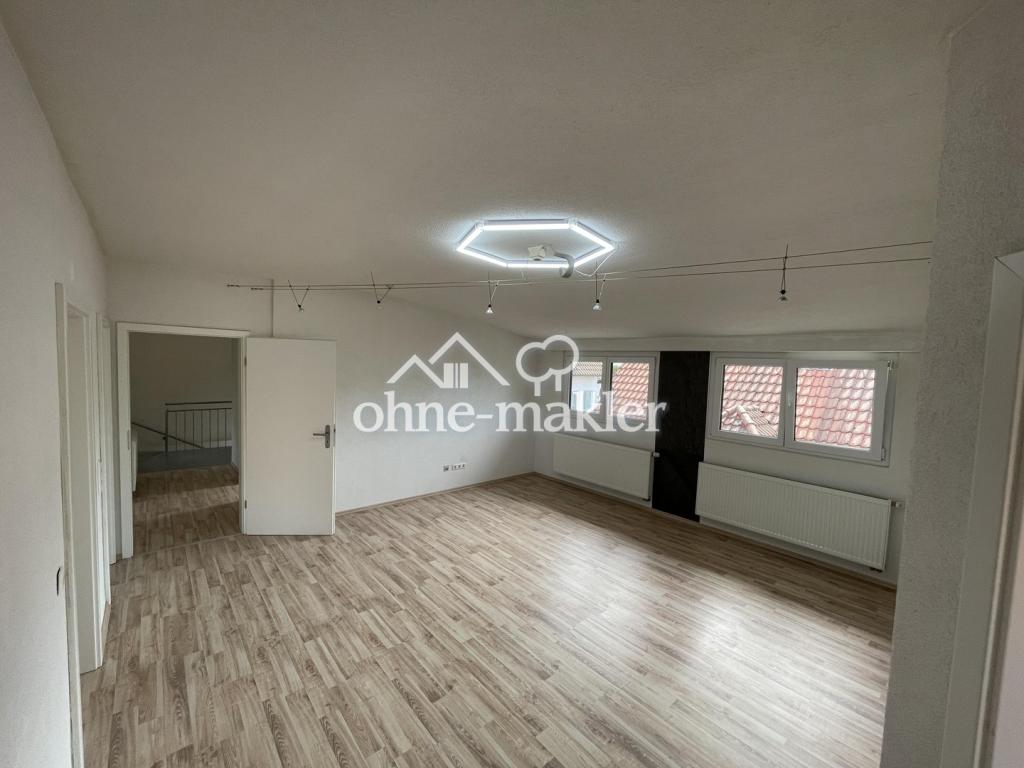 Moderne 4–4,5 Zimmer Dachgeschosswohnung mit großem Balkon & Stellplatz - Foto 2