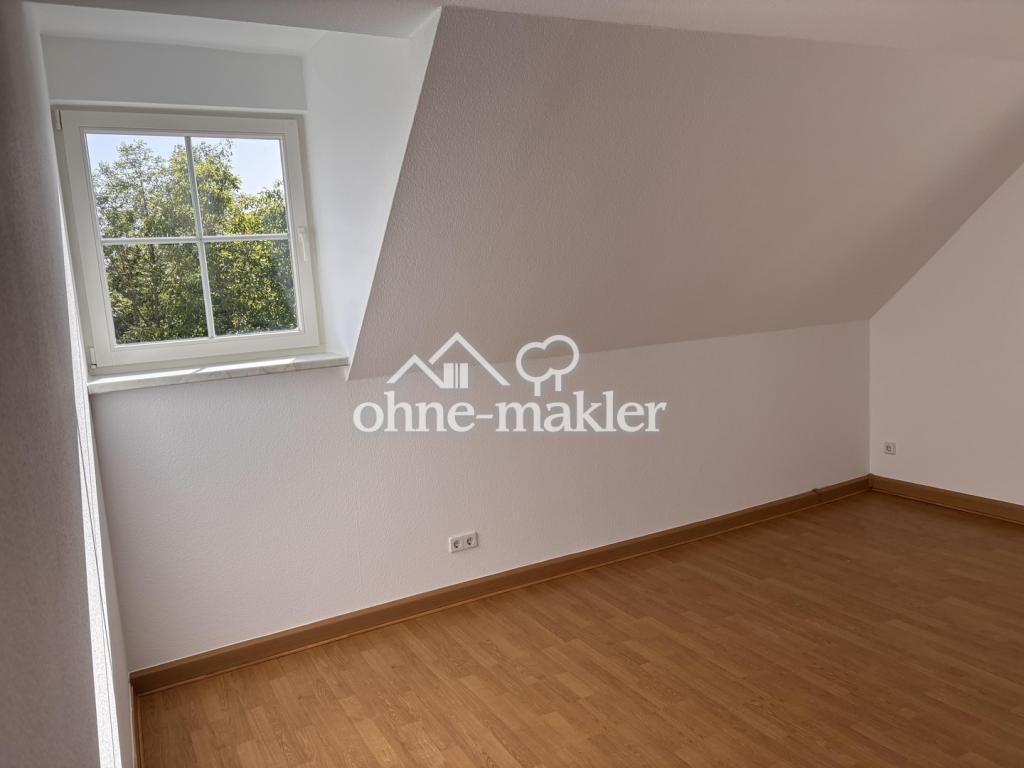 ruhige Dachgeschosswohnung mit hellen Räumen - Photo 5