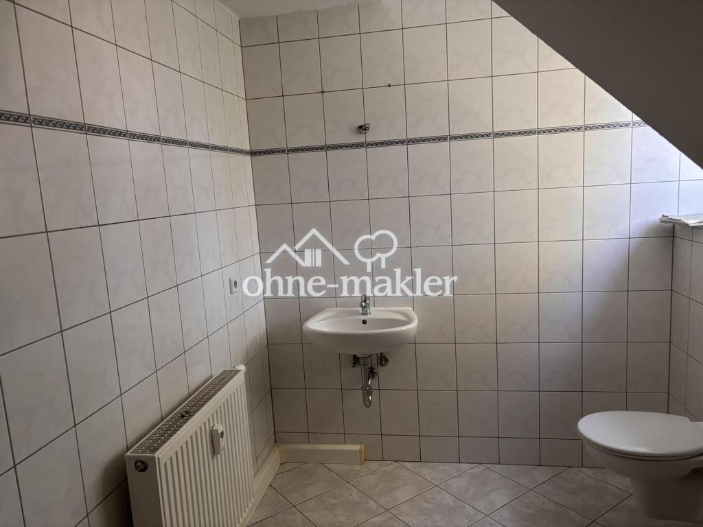 ruhige Dachgeschosswohnung mit hellen Räumen - Photo 3