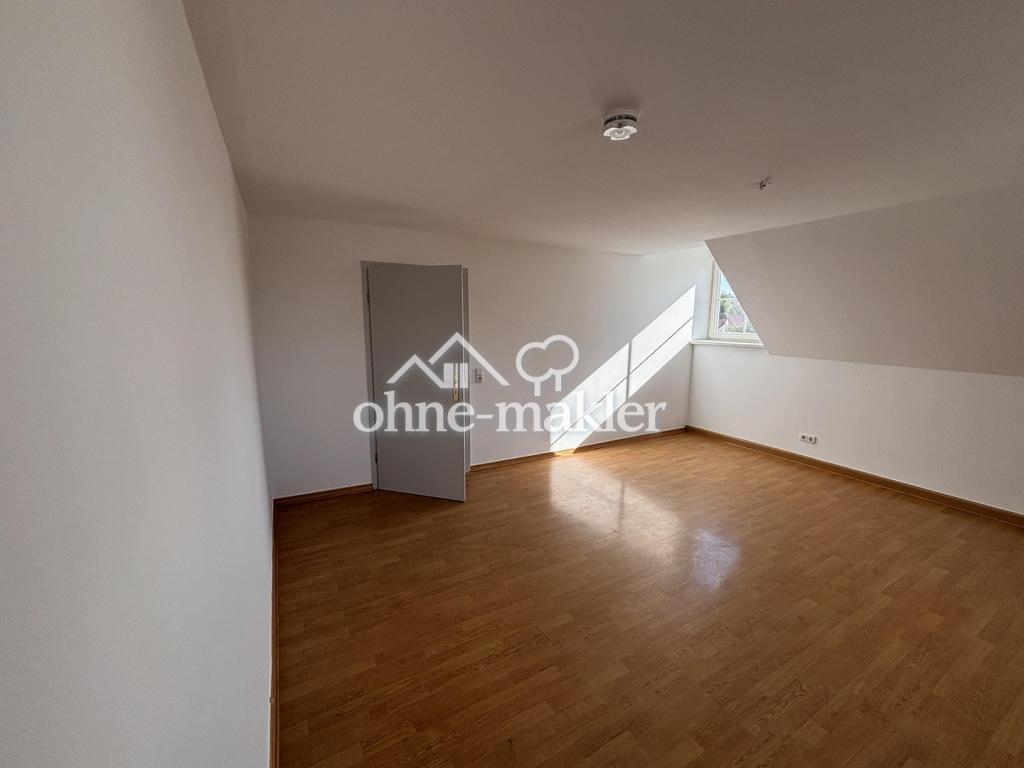 ruhige Dachgeschosswohnung mit hellen Räumen - Photo 4