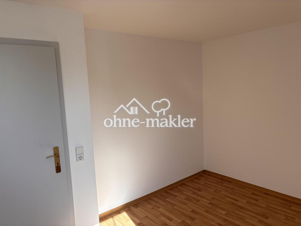 ruhige Dachgeschosswohnung mit hellen Räumen - Photo 2