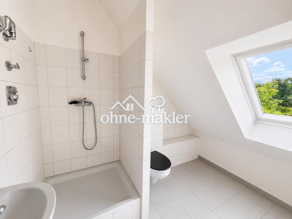Lichtdurchflutete 2-Zimmer-Dachgeschosswohnung mit neuer Einbauküche in Berlin-Grünau - Photo 1