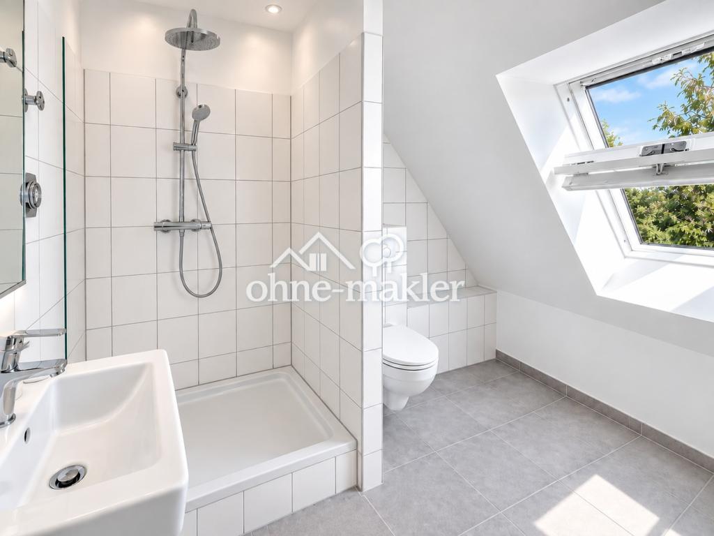 Lichtdurchflutete 2-Zimmer-Dachgeschosswohnung mit neuer Einbauküche in Berlin-Grünau - Photo 2