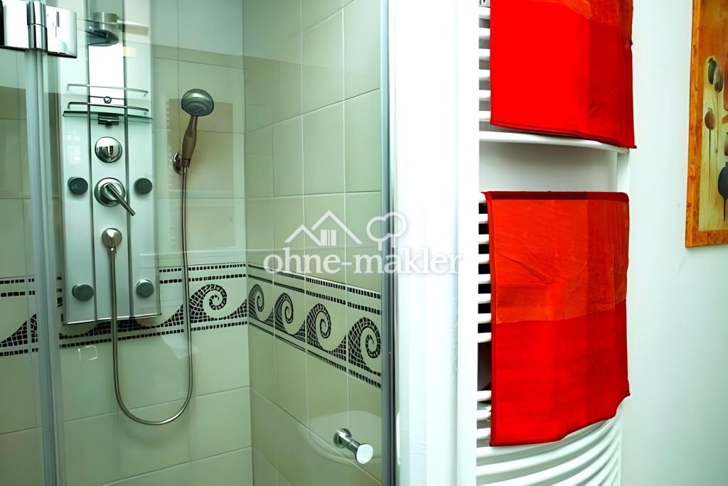 Designer-Bad/Parkett/großer Balkon: Charmante 3-Zi-Wohnung mit EBK / 3. OG - Foto 5