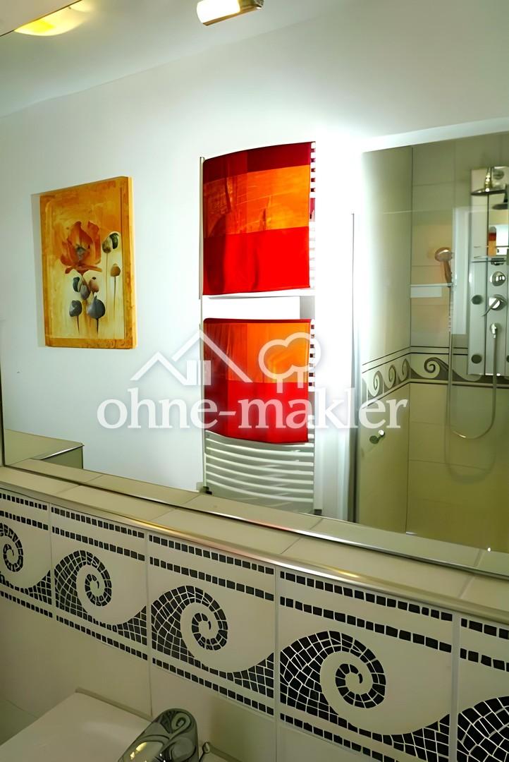 Designer-Bad/Parkett/großer Balkon: Charmante 3-Zi-Wohnung mit EBK / 3. OG - Foto 3