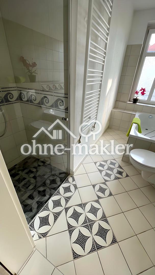 Designer-Bad/Parkett/großer Balkon: Charmante 3-Zi-Wohnung mit EBK / 3. OG - Foto 4