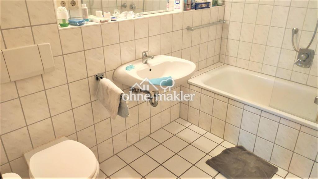 Gepflegte, moderne DG-Wohnung mit Fußbodenheizung, EBK in Wiesbaden-Breckenheim - Photo 2