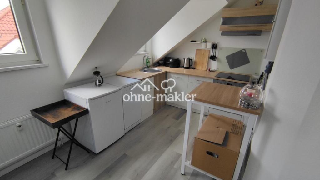 Helle 2-Zimmer-Dachgeschosswohnung mit Balkon, Einbauküche und 2 Stellplätzen in Eisenberg - Photo 1