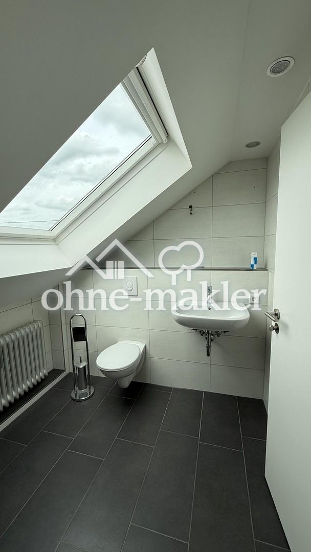 Modernisierte Dachgeschosswohnung im ruhigen 3-Parteien-Haus in Gablingen - Photo 1