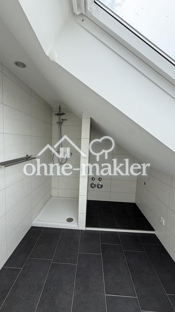 Modernisierte Dachgeschosswohnung im ruhigen 3-Parteien-Haus in Gablingen - Photo 2