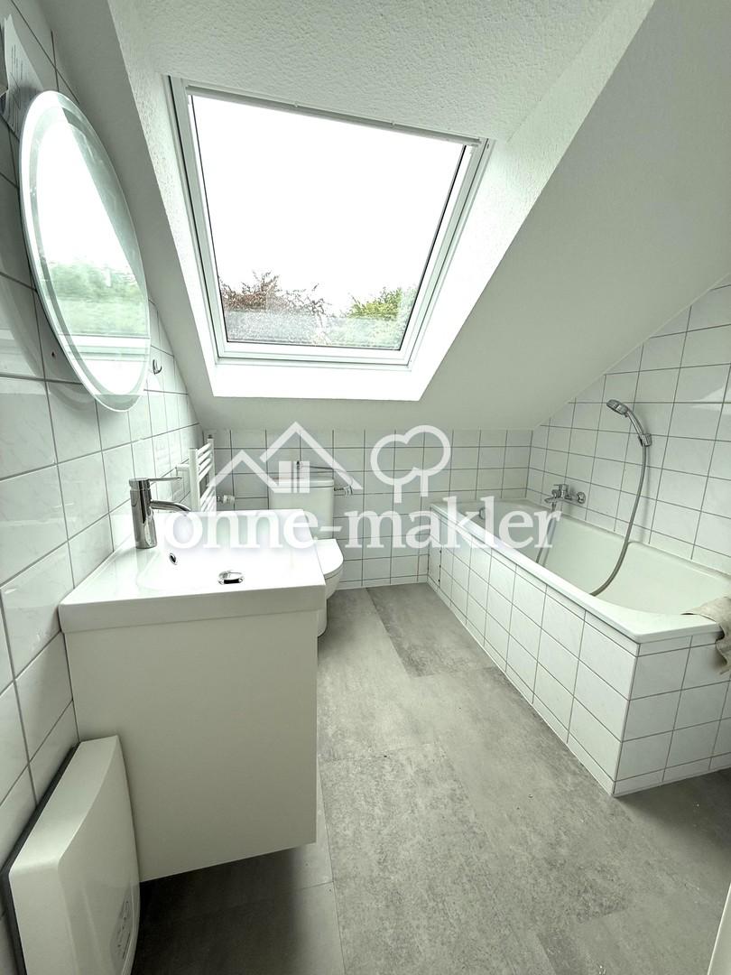 helle, geräumige & frisch renovierte 2 Zimmer Dachgeschosswohnung - Foto 1